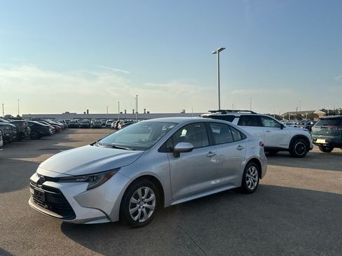 Used 2025 Toyota Corolla LE FWD image 9