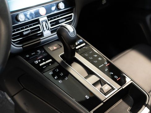 Certified 2026 Porsche Macan AWD/4WD image 22