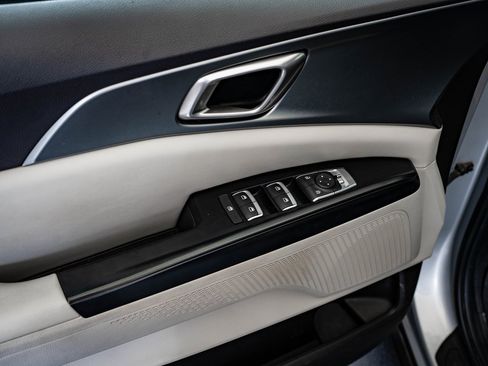 Used 2023 Kia Carnival LX image 21