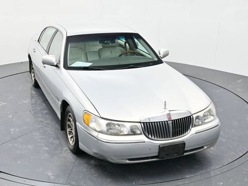 Used 2002 Lincoln Town Car Signature image 34