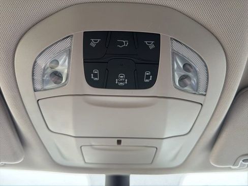 Used 2024 Chrysler Pacifica Touring-L image 37
