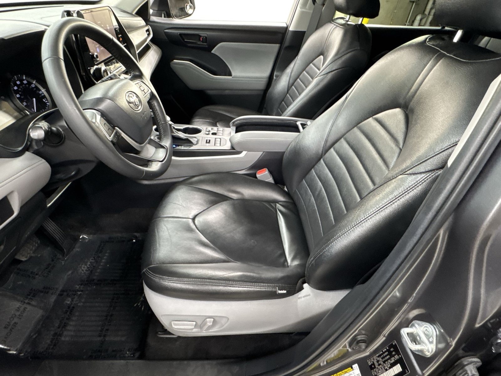 Used 2023 Toyota Highlander LE AWD/4WD image 16