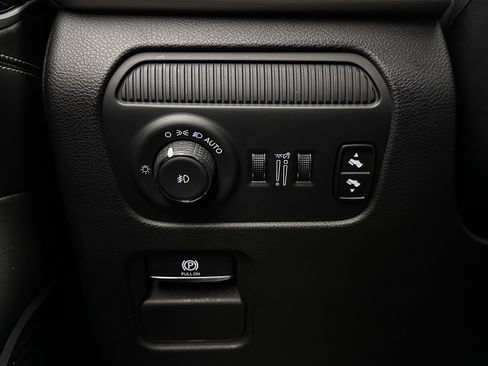 Used 2024 Jeep Wagoneer L Series II RWD image 24