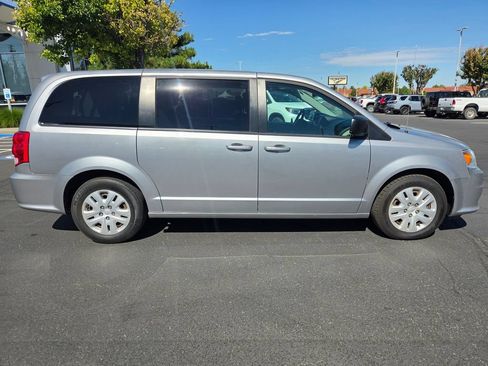 Used 2018 Dodge Grand Caravan SE w/ UConnect Hands-Free Group FWD image 2