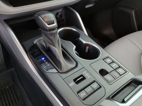 Used 2023 Toyota Highlander XLE image 31