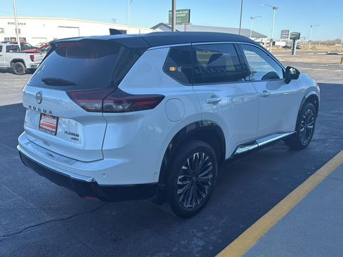 Used 2024 Nissan Rogue Platinum image 5