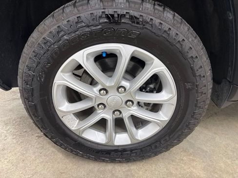 Used 2021 Jeep Grand Cherokee Laredo AWD/4WD image 12