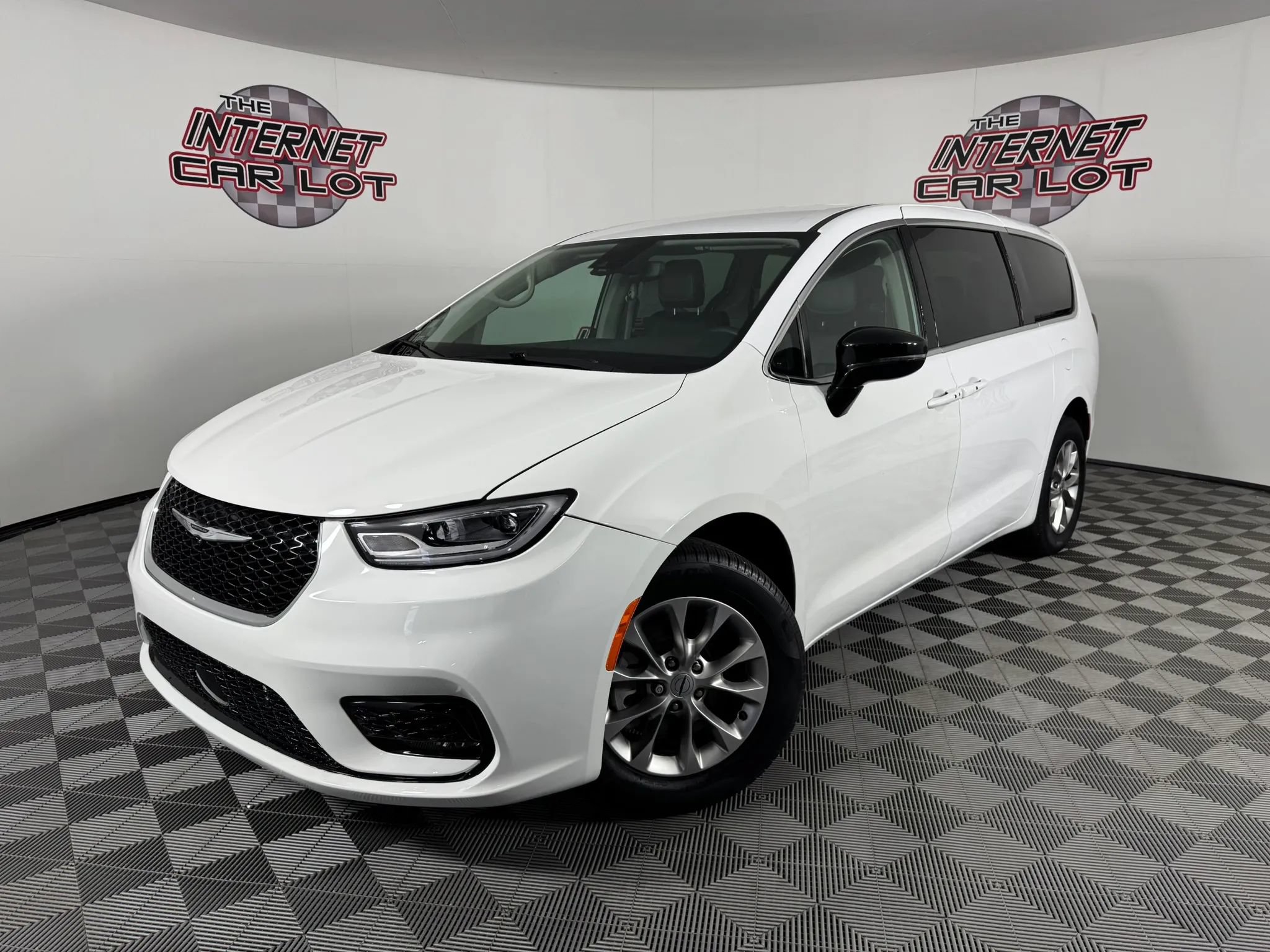Used 2024 Chrysler Pacifica Touring-L AWD/4WD image 1