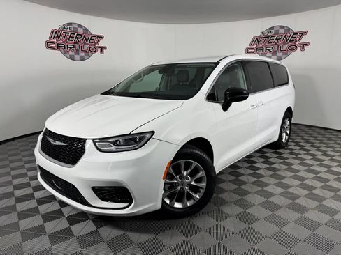 Used 2024 Chrysler Pacifica Touring-L AWD/4WD image 1