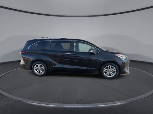 Used 2022 Toyota Sienna Platinum image 9