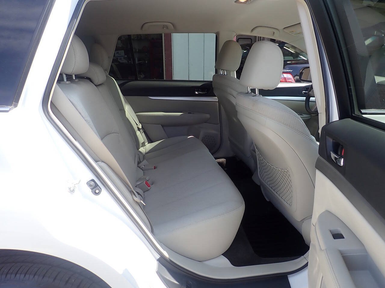 Used 2011 Subaru Outback 2.5i Premium w/ All-Weather Pkg AWD/4WD image 28
