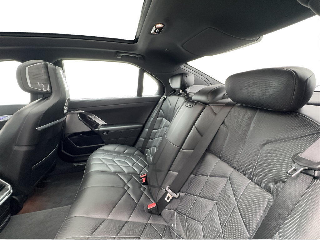 Used 2024 BMW 740i RWD image 27