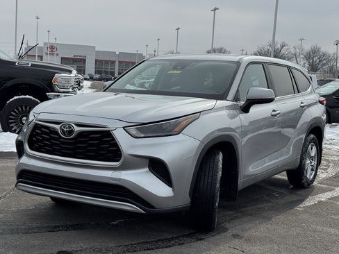Used 2023 Toyota Highlander L image 14