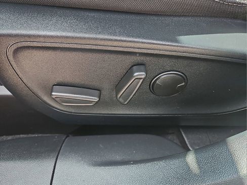 Used 2020 Ford Escape SE image 19