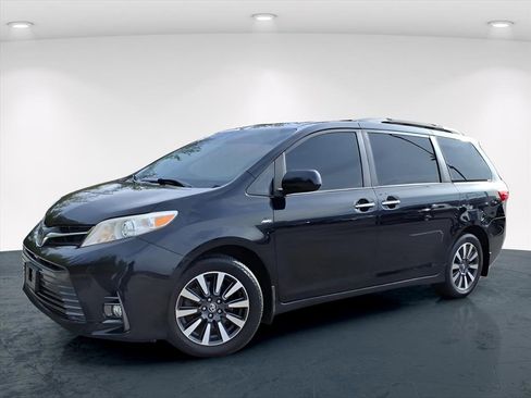 Used 2019 Toyota Sienna XLE image 2