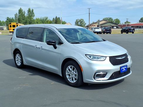 Used 2024 Chrysler Pacifica Touring-L FWD image 8