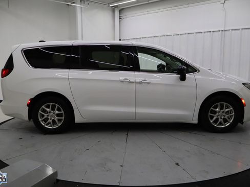 Used 2024 Chrysler Voyager LX image 2