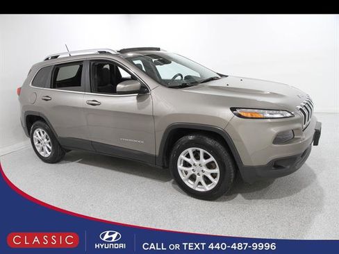 Used 2017 Jeep Cherokee Latitude w/ Comfort/Convenience Group image 1