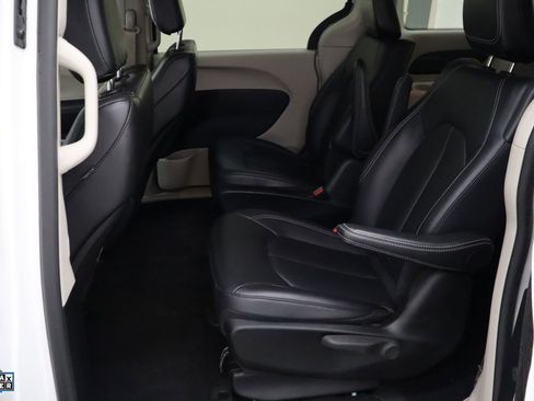 Used 2024 Chrysler Pacifica Select image 24