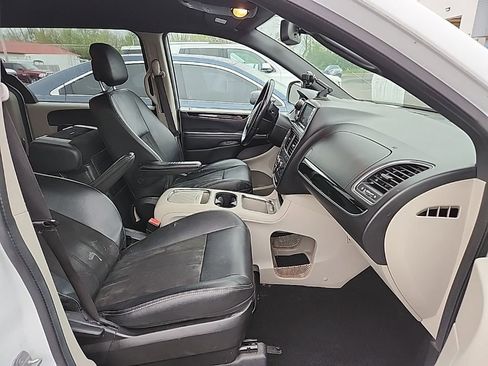 Used 2019 Dodge Grand Caravan SXT FWD image 9