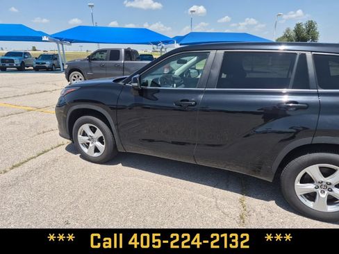 Used 2024 Toyota Highlander LE FWD image 5