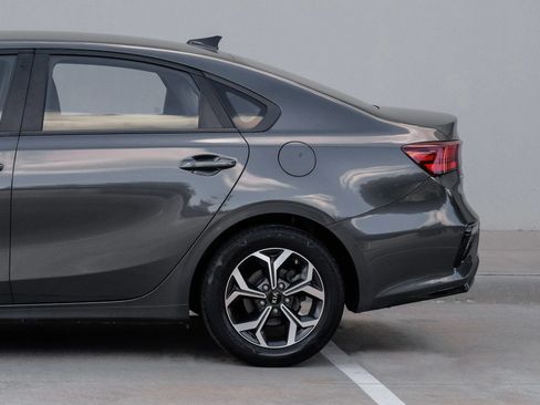 Used 2019 Kia Forte LXS FWD image 9