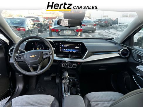 Used 2025 Chevrolet Trax LT image 9
