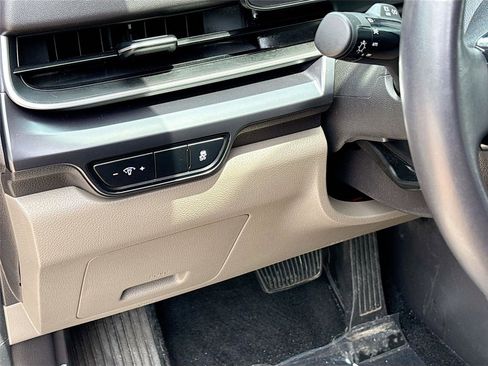 Used 2025 Kia Carnival FWD image 10