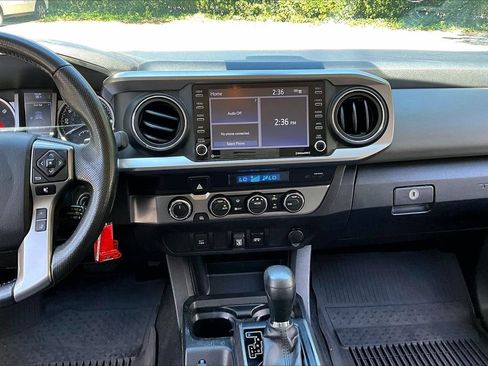 Used 2022 Toyota Tacoma SR5 AWD/4WD image 9