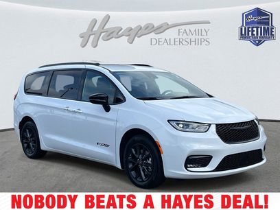 New 2025 Chrysler Pacifica Select w/ Fav Edition Package