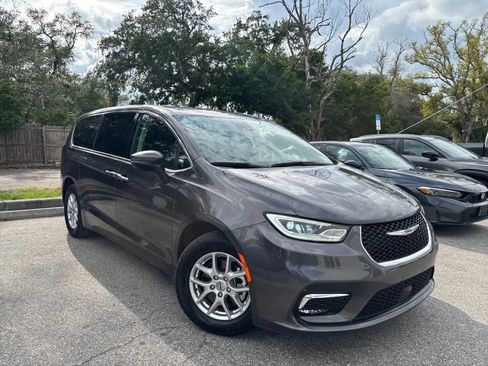 Used 2023 Chrysler Pacifica Touring-L FWD image 4