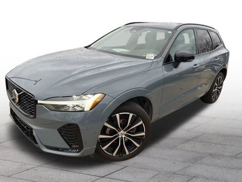 Used 2023 Volvo XC60 B5 Plus w/ Climate Package image 3