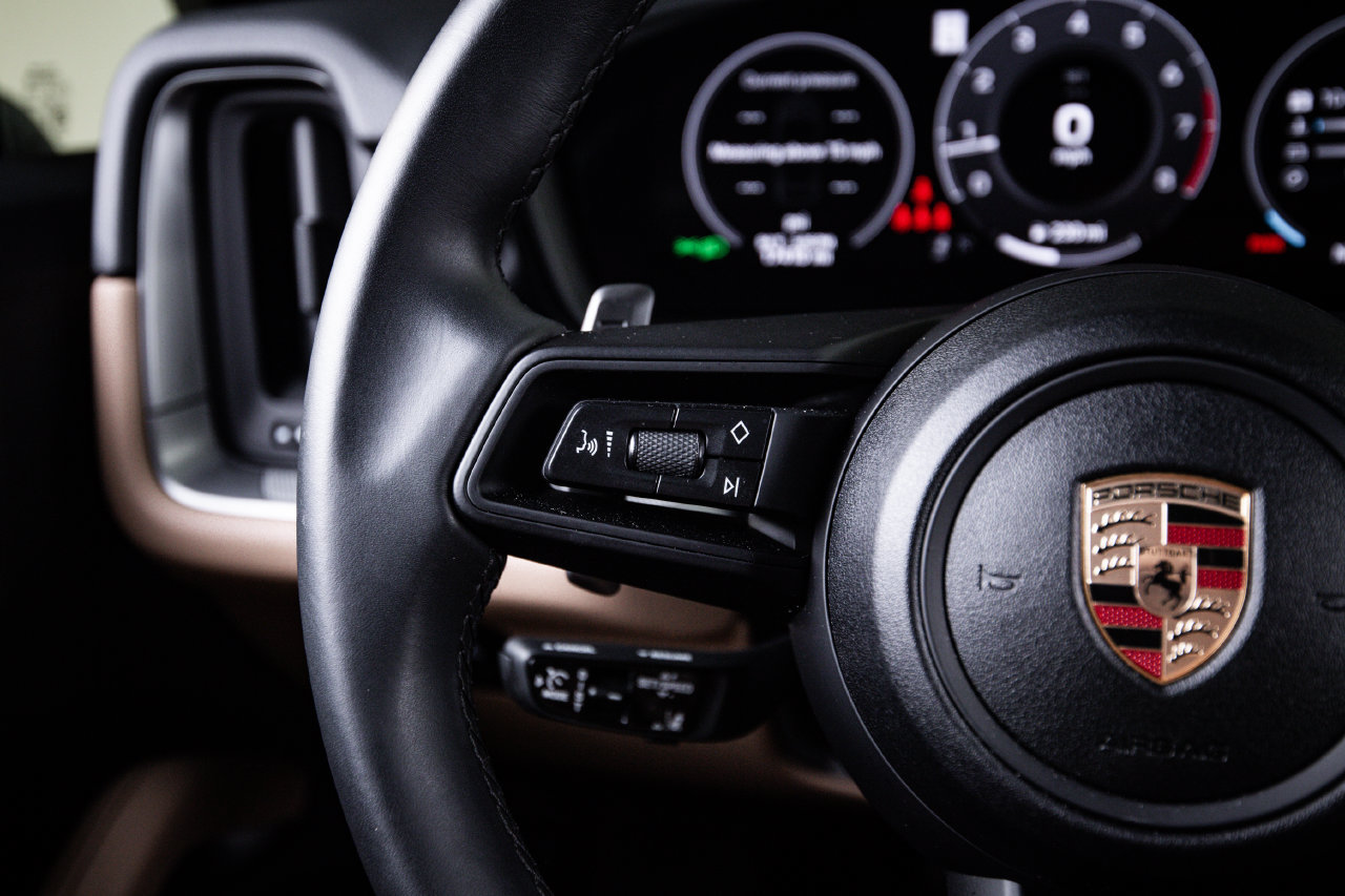 Certified 2025 Porsche Cayenne Coupe AWD/4WD image 17