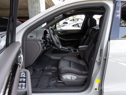 Certified 2025 Porsche Macan AWD/4WD image 25