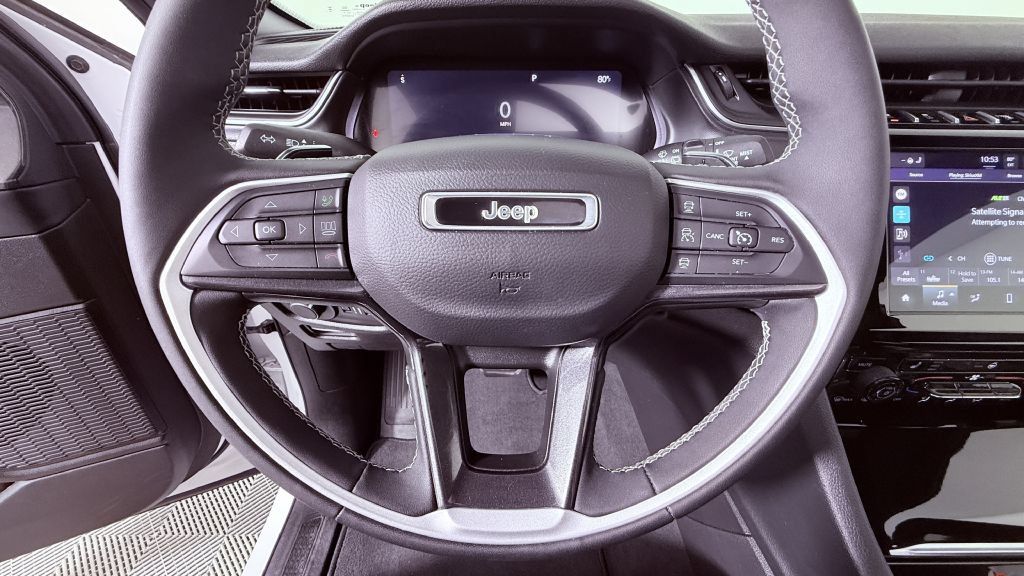 Used 2023 Jeep Grand Cherokee Altitude AWD/4WD image 11