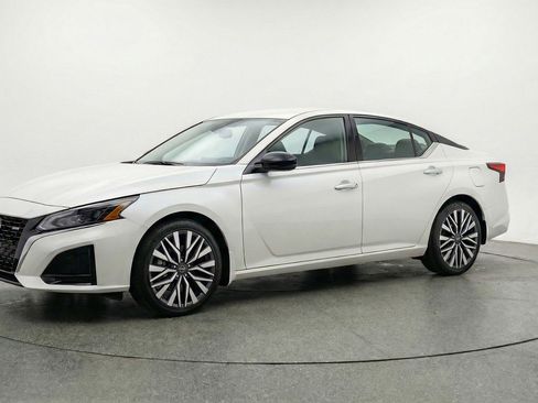 Used 2025 Nissan Altima 2.5 SV FWD image 2