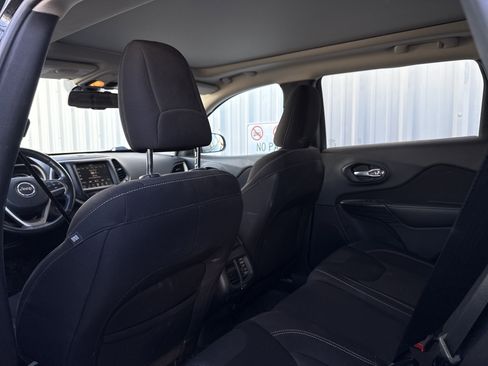 Used 2016 Jeep Cherokee Latitude w/ Comfort/Convenience Group image 18