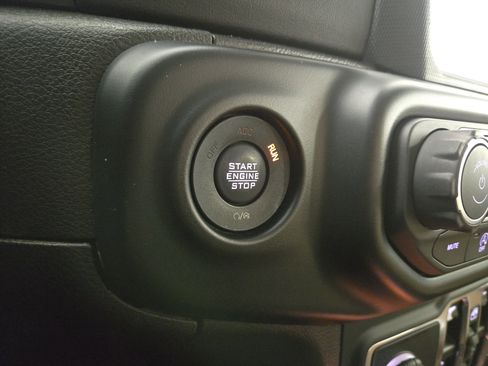 Used 2020 Jeep Gladiator Overland image 25