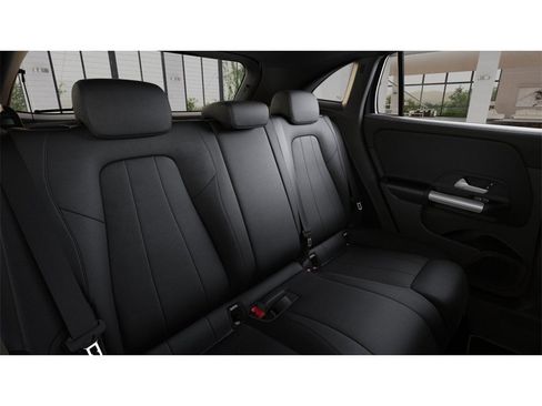 Used 2025 Mercedes-Benz GLA 250 4MATIC image 5