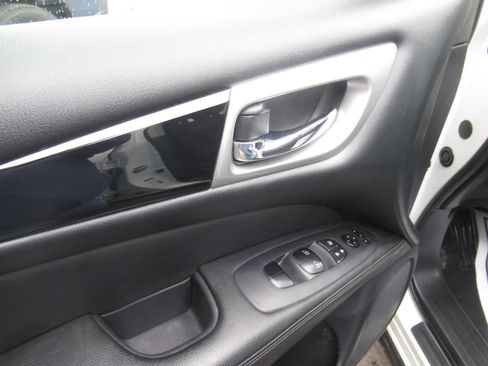 Used 2020 Nissan Pathfinder SV AWD/4WD image 17