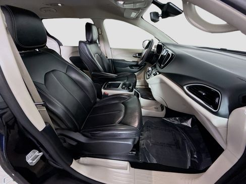 Used 2023 Chrysler Pacifica Touring-L image 27