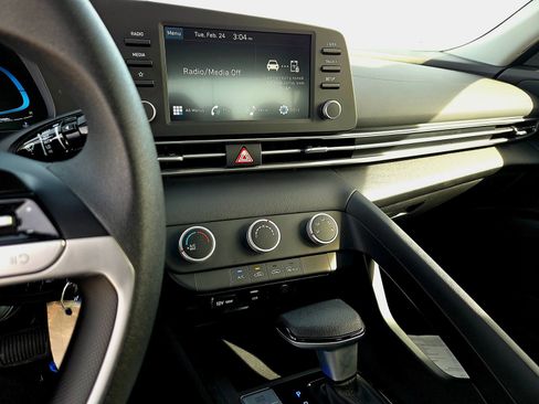 Certified 2025 Hyundai Elantra SE FWD image 12