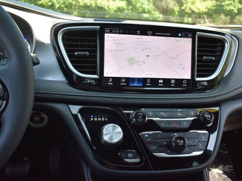 Certified 2025 Chrysler Pacifica Limited FWD image 16