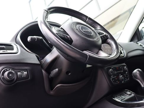 Used 2019 Jeep Compass Latitude FWD image 40