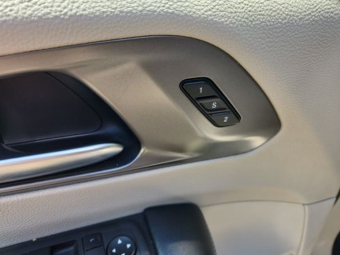 Used 2022 Chrysler Pacifica Touring-L FWD image 13