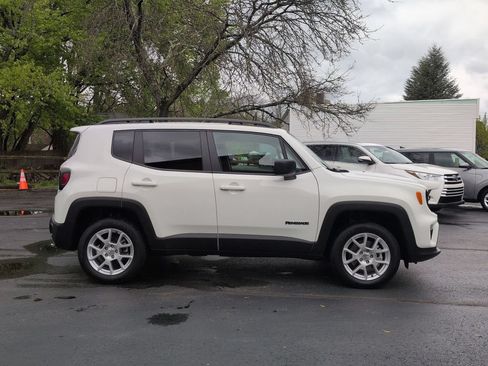 Used 2022 Jeep Renegade Sport w/ Sport Appearance Group AWD/4WD image 4