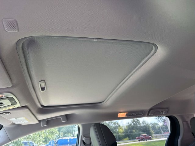 Used 2024 Toyota Sienna XLE FWD image 24