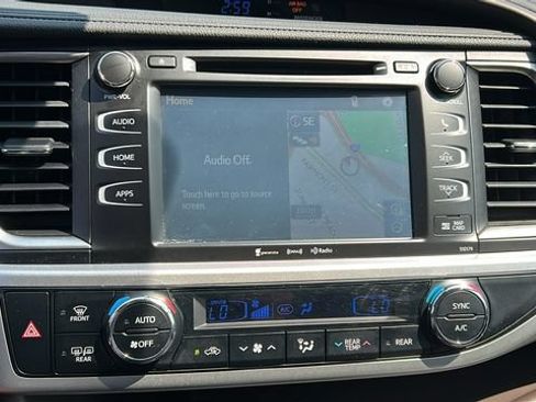 Used 2017 Toyota Highlander XLE AWD/4WD image 16
