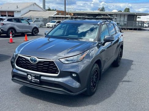 Used 2020 Toyota Highlander XLE AWD/4WD image 3