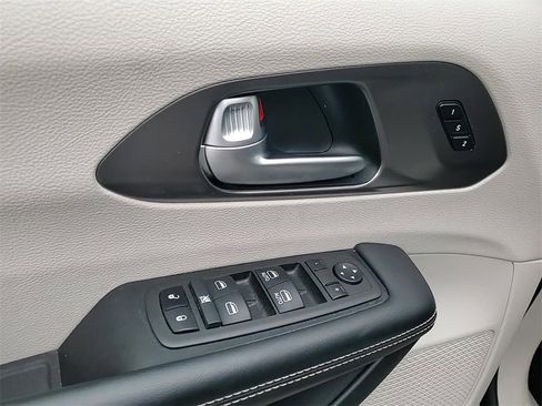 Used 2024 Chrysler Pacifica Touring-L image 11